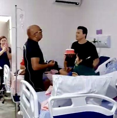 Imagem da notícia Rick & Renner emocionam paciente em Alcinópolis ao comemorar aniversário no hospital cantando e levando bolo